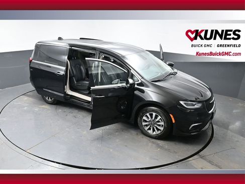 Used 2024 Chrysler Pacifica Limited FWD image 57