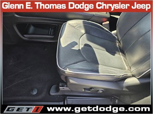 Used 2023 Chrysler Pacifica Limited w/ Uconnect Theater Family Group image 23