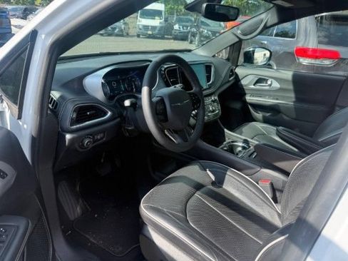 Used 2025 Chrysler Pacifica Limited FWD image 13