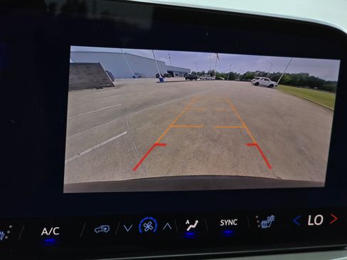 Used 2025 Chevrolet Traverse LT FWD image 20