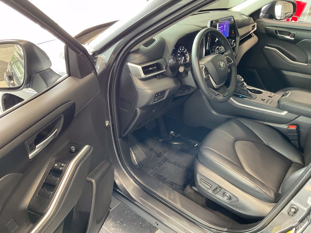 Certified 2025 Toyota Highlander XLE AWD/4WD image 9