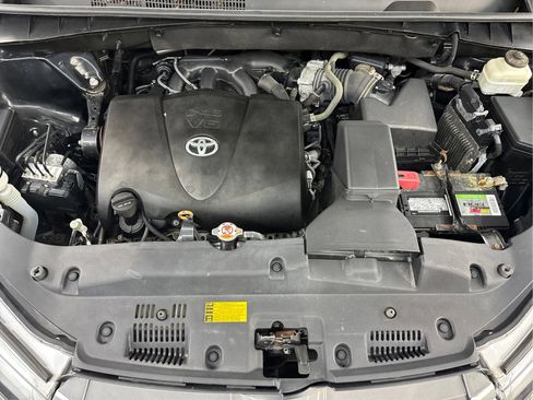 Used 2018 Toyota Highlander LE image 30