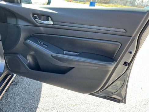 Used 2024 Nissan Altima 2.5 SV FWD image 30