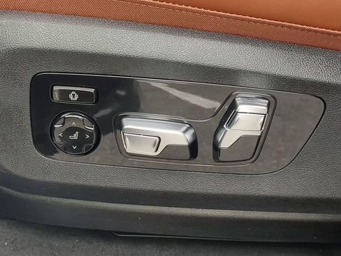 Used 2025 BMW X7 xDrive40i w/ Premium Package image 19