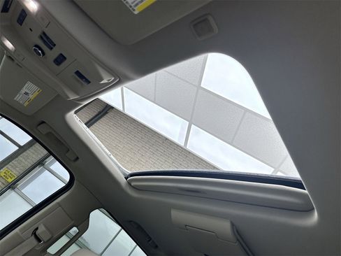 Used 2015 Cadillac Escalade Premium image 35