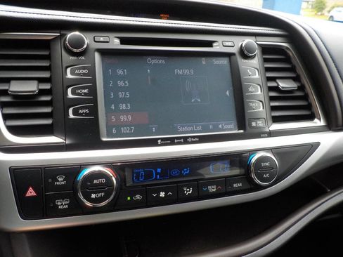 Used 2016 Toyota Highlander XLE AWD/4WD image 18