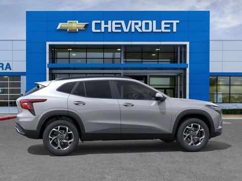 New 2026 Chevrolet Trax LT w/ LT Convenience Package FWD image 5