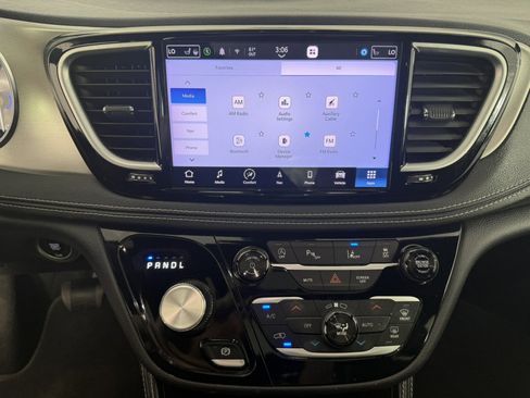 Used 2023 Chrysler Pacifica Limited w/ Uconnect Theater Family Group AWD/4WD image 23