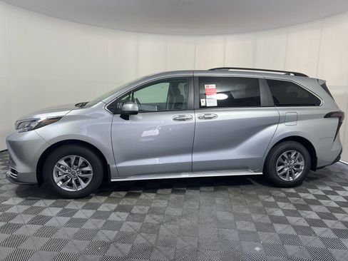 Used 2024 Toyota Sienna XLE FWD image 7