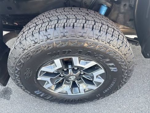 Certified 2023 Toyota Tacoma TRD Off-Road AWD/4WD image 24