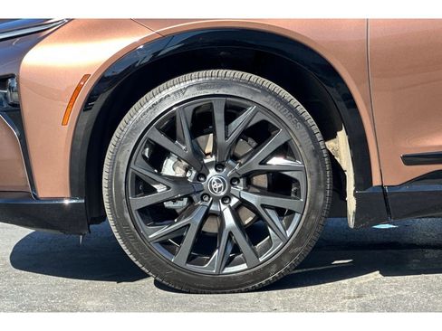 Certified 2025 Toyota Crown Signia image 33