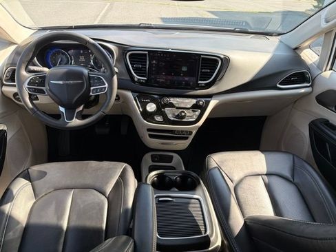 Used 2024 Chrysler Pacifica Touring-L FWD image 13