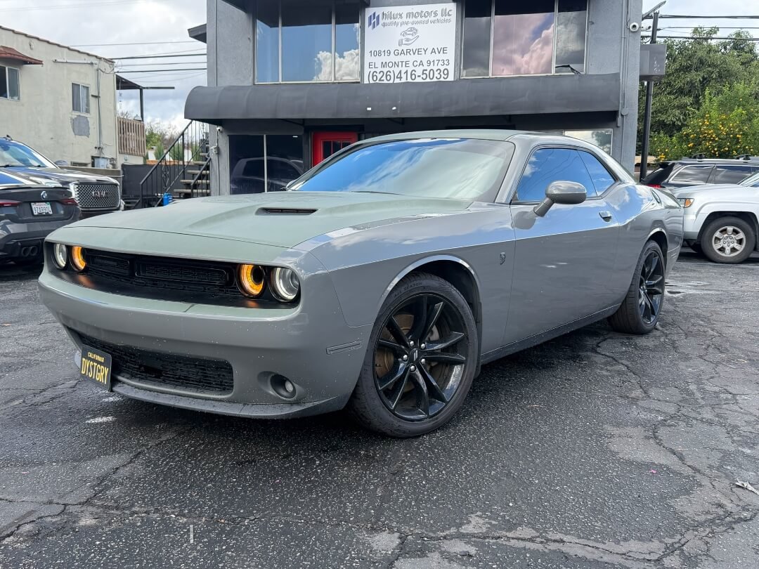 Used 2018 Dodge Challenger SXT Plus RWD image 1