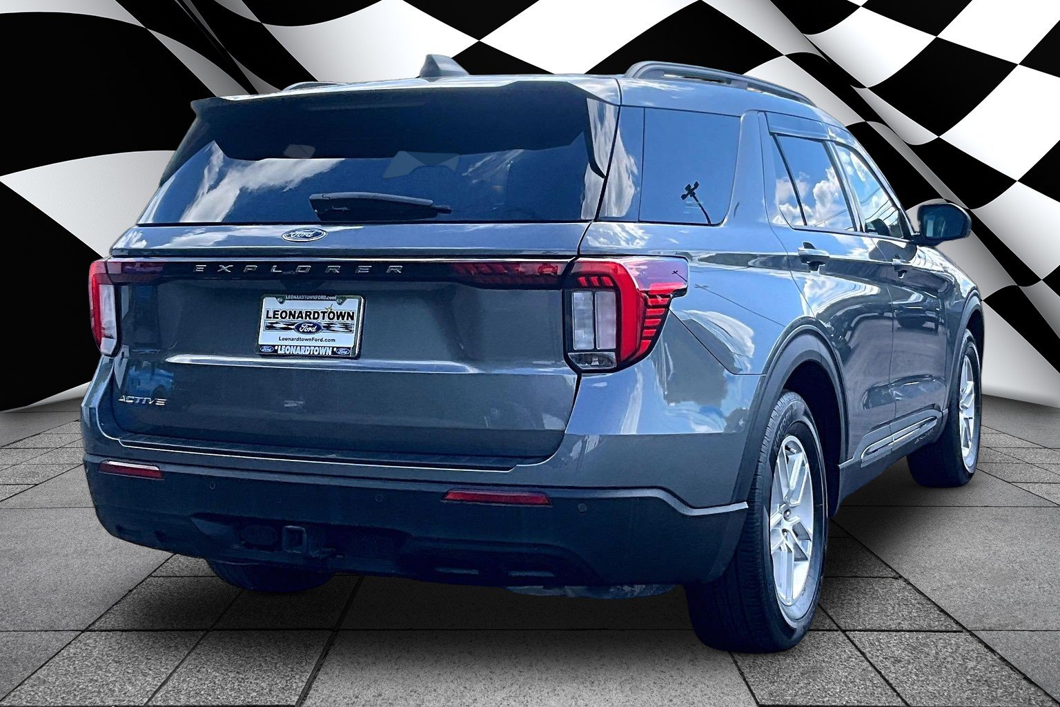 Used 2025 Ford Explorer Active RWD image 2