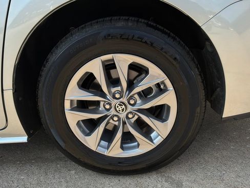 Used 2025 Toyota Sienna XLE FWD image 9