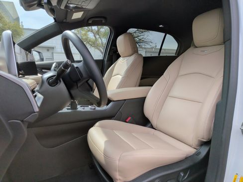 Used 2025 Cadillac XT4 Premium Luxury image 16