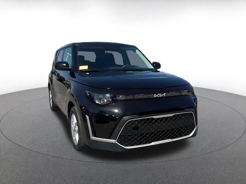 Used 2025 Kia Soul LX w/ LX Technology Package FWD image 3