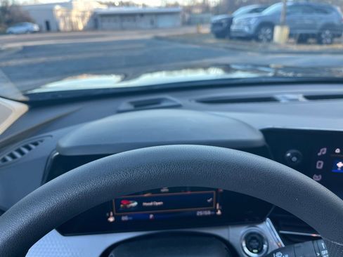 Used 2025 Chevrolet Trax LT image 28