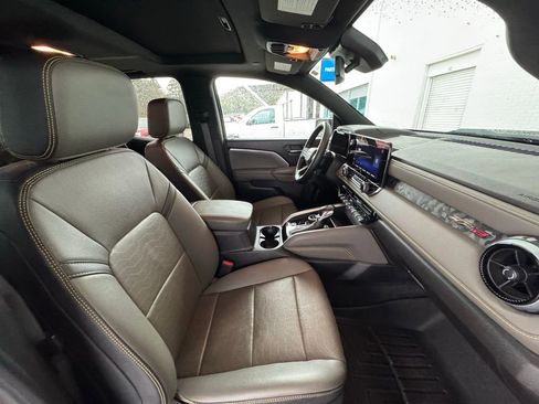 Used 2024 Chevrolet Colorado ZR2 w/ ZR2 Convenience Package III image 16