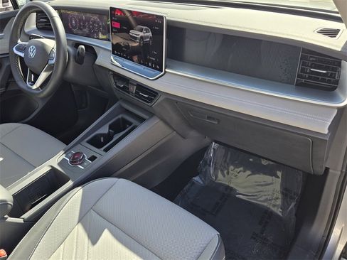 Certified 2025 Volkswagen Tiguan SE w/ Panoramic Sunroof Package image 18