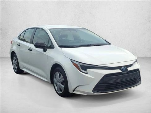 Used 2023 Toyota Corolla LE image 3