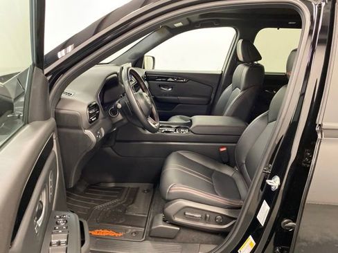 Used 2025 Honda Pilot TrailSport image 8