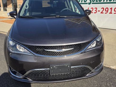 Used 2018 Chrysler Pacifica Touring Plus w/ Tire & Wheel Group image 3