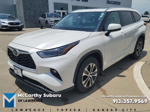 Used 2021 Toyota Highlander XLE FWD image 1