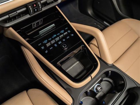 Certified 2025 Porsche Cayenne AWD/4WD image 26