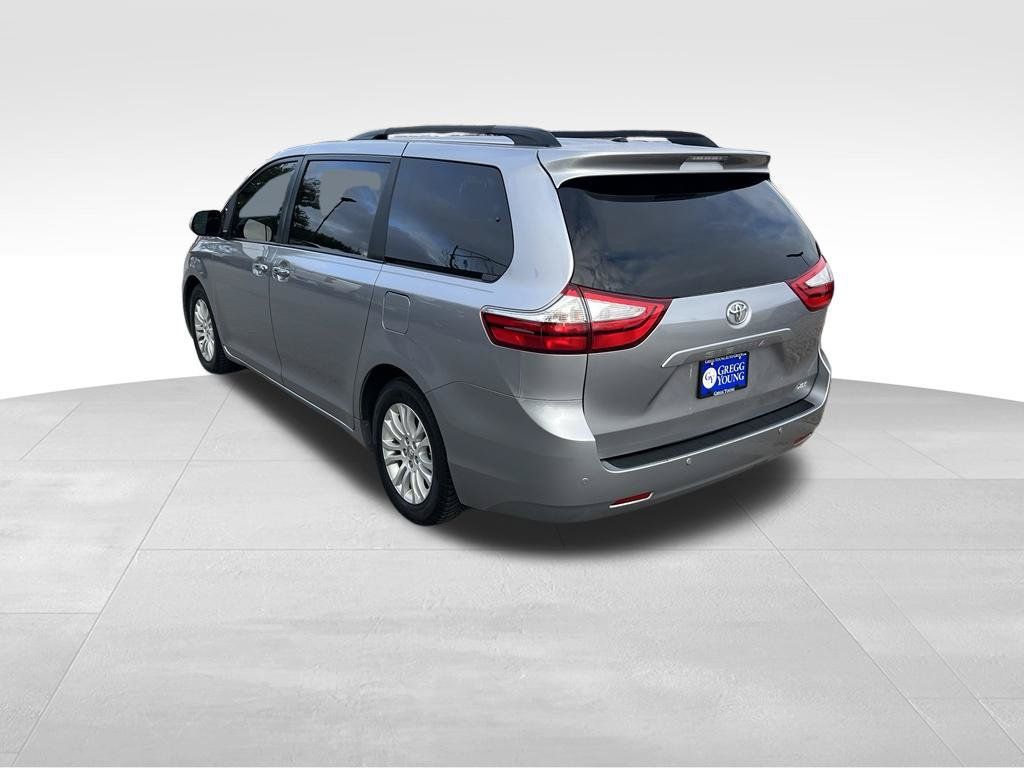 Used 2017 Toyota Sienna FWD image 3