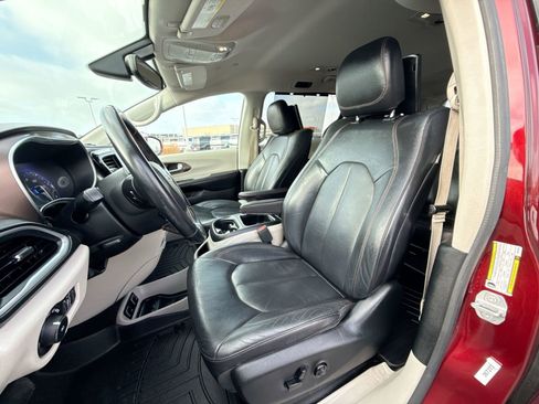 Used 2018 Chrysler Pacifica Touring-L Plus image 12
