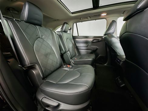 Used 2023 Toyota Highlander Platinum image 28