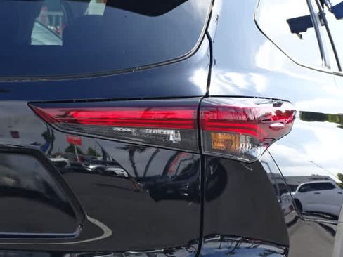 Used 2025 Toyota Highlander XLE FWD image 12