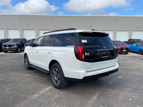 New 2026 Ford Expedition Active image 3