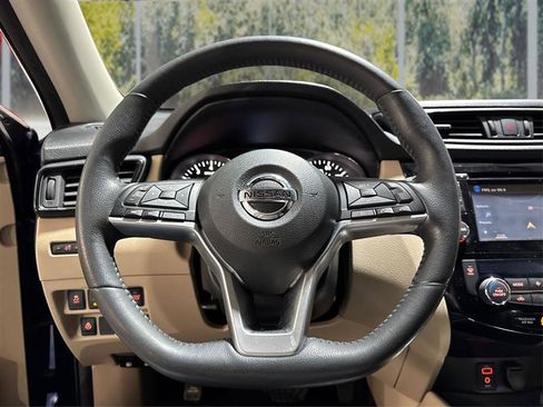 Used 2017 Nissan Rogue SV w/ SV Premium Package image 16