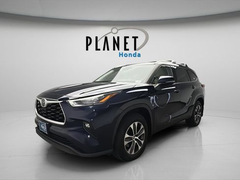 Used 2020 Toyota Highlander XLE AWD/4WD image 3