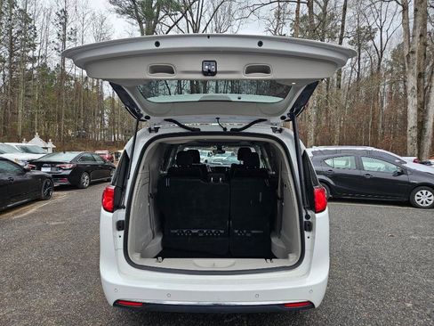 Used 2017 Chrysler Pacifica Limited image 9