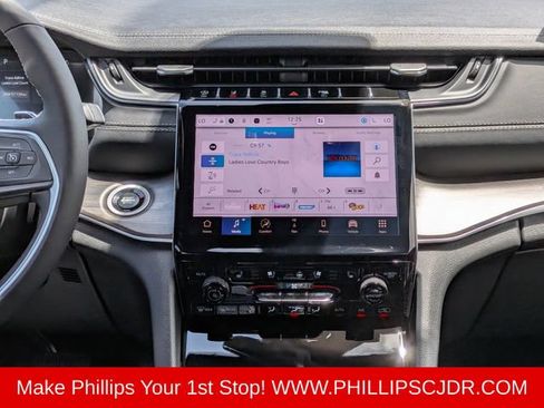 Used 2025 Jeep Grand Cherokee L Limited w/ Luxury Tech Group II AWD/4WD image 17