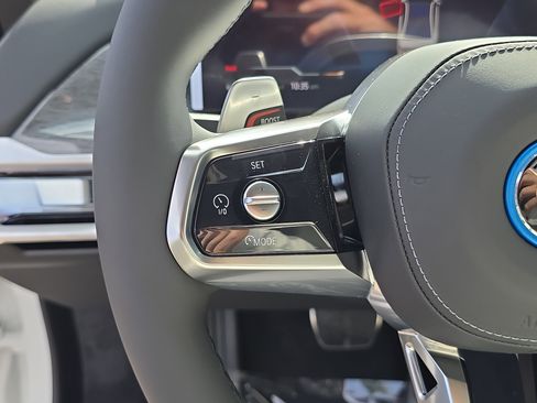 New 2026 BMW 750e xDrive image 32