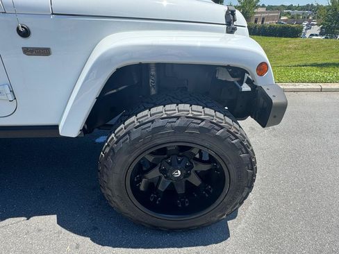 Used 2016 Jeep Wrangler Unlimited Sahara AWD/4WD image 28