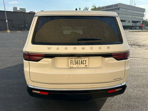 Used 2024 Jeep Wagoneer Series II w/ Flexible Seating Group image 4
