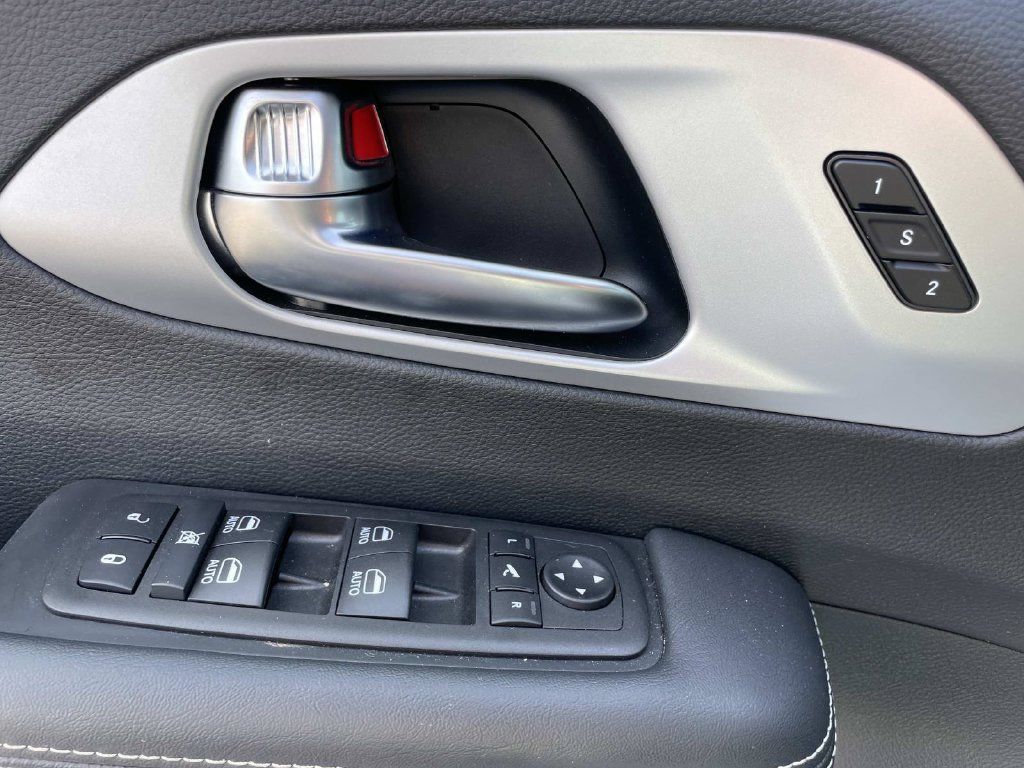 Used 2025 Chrysler Pacifica Limited FWD image 41