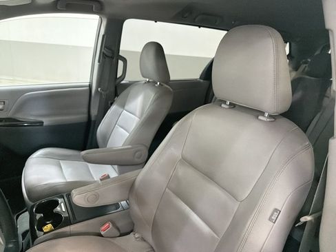 Used 2015 Toyota Sienna XLE FWD image 5