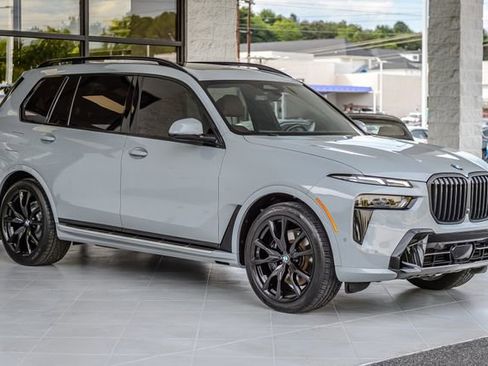 Used 2023 BMW X7 xDrive40i w/ M Sport Package AWD/4WD image 4