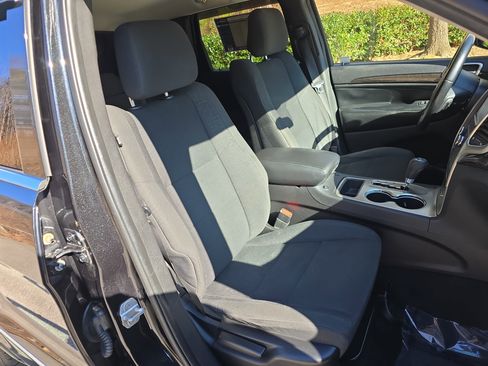 Used 2011 Jeep Grand Cherokee Laredo image 10