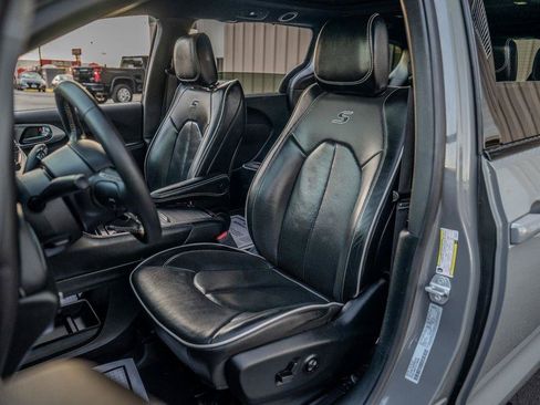Used 2025 Chrysler Pacifica Limited FWD image 13