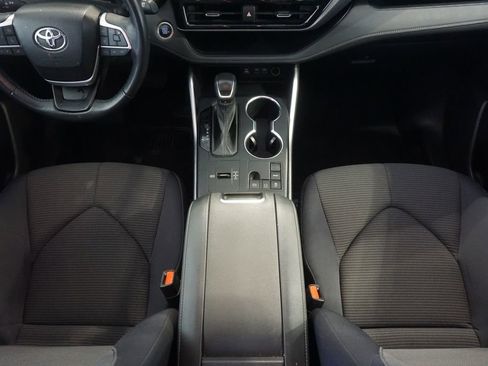 Used 2024 Toyota Highlander LE FWD image 26