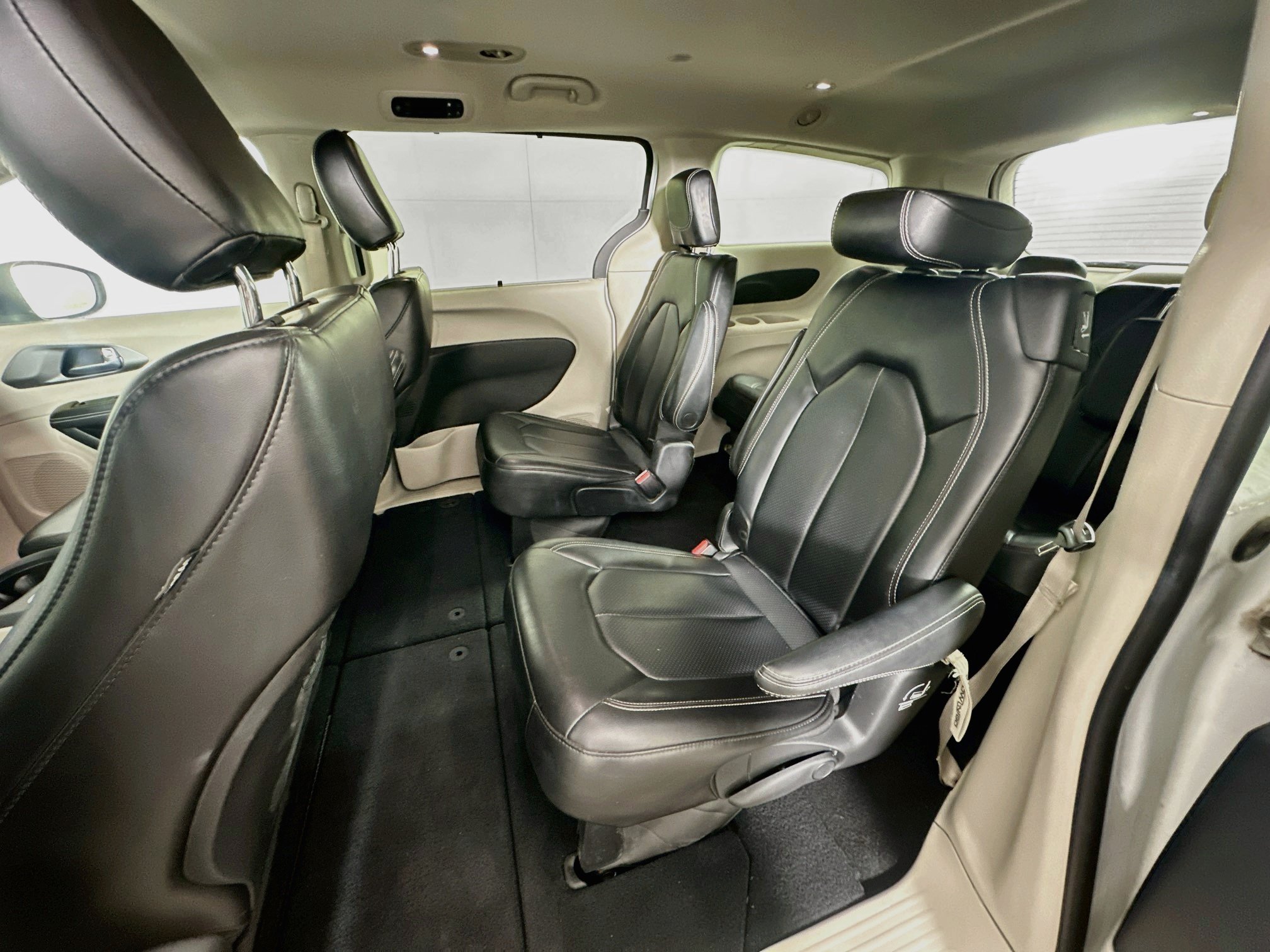 Used 2023 Chrysler Pacifica Touring-L FWD image 26