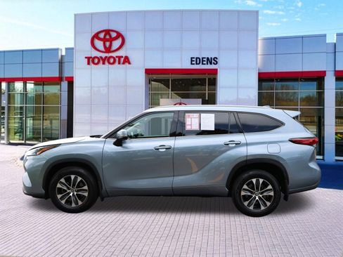 Used 2022 Toyota Highlander XLE AWD/4WD image 8
