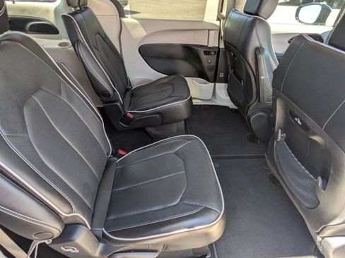 Used 2023 Chrysler Pacifica Limited FWD image 19